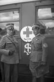 Överbefälhavare OlofThörnell och Överstelöjtnant Henrik Wrede, byråchef för SJ Militärbyrå, vid en inspektion av sjukhuståget H39 som skulle användas till att frakta skadade tyskar från Torneå till Oslo.