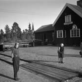 Stensele järnvägsstation med kyrkan i bakgrunden.