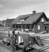 Lastning på motordressin vid Kusfors järnvägsstation.