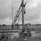 Elektrifieringen av sträckan Helsingborg-Hässleholm. Ledningsbrygga hissas.