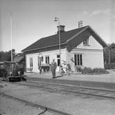 Tortuna järnvägsstation. Motordressin från Hilding Carlsson  av typen MDR 123.