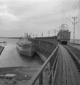 Malmtransport på elevatorn vid Luleå malmhamn. Sj Od 46.