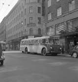 Statens Järnvägar, SJ turistbuss utanför Carlton Hotel. SJ buss nummer 1882. Registreringsnummer M829.
