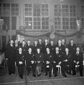 Gruppfoto av SJ anställda som fått medalj. Fotot taget i Norrbottens regementes gymnastiksal i Boden i samband med invigningen av eldrift på sträckan Långsele-Boden.