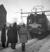 Statens Järnvägar, SJ Ds 375. Invigningsloket dekorerat i samband med den första resan med eldrift på sträckan Långsele-Boden.