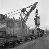 Statens Järnvägar, SJ BYCF 1075 Q. Kranvagn. Montering av sugtransformator. Elektrifiering av linjen Ånge-Sundsvall.