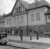 Ängelsbergs station. Till vänster i bild en gengasdressin lastad med vedsäckar