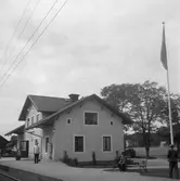 Vittinge station med stationsinspektor iklädd sommaruniform