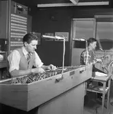 Mekanisering av bangården. Rangerledare och bromsare vid manöverbord. Troligen Ånge