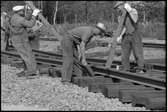 Arbete på sträckan Örebro-Frövi, som blev färdig 1956.