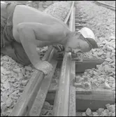 Banarbetare kontrollerar spårläget på sträckan.