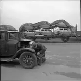 Statens Järnvägar, SJ 73879 Godsvagn öppen. Volvo personbil .Transport av bilkarosser.