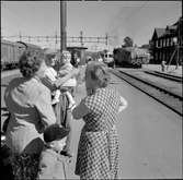 Resenärer väntar på tåg