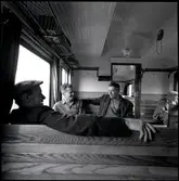 Resenärer i en personvagn