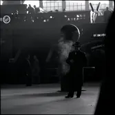 Rökande man framför fontänen i vänthallens södra del.