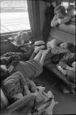 Sovande resenärer i sittvagn.