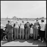 Resande på färjans däck.