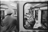 Resande i rälsbuss.