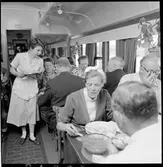 Måltid i restaurangvagn ombord tåghem.