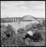 Män tecknar vid Årstabron.