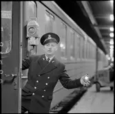 Konduktör, signalgivning. Statens järnvägar, SJ C08f 4038.