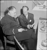 Två män vid ett reklamevenemang för Nils Holgersson turen som Statens Järnvägar anordnade.