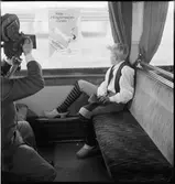 Alf Larsson som Nils Holgersson blir filmad av veckorevyn.