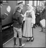 Alf Larsson som Nils Holgersson för Statens Järnvägar, SJ mottager en blomma.