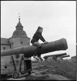 Alf Larsson som Nils Holgersson på en kanon utanför Kalmar slott.