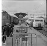 Motorvagnståg Trafikaktiebolaget Grängesberg - Oxelösund Järnvägar, TGOJ samt Statens Järnvägar, SJ D 367 med vagnar vid Frövi station.
