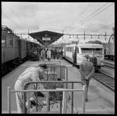 Resande på Frövi station. Statens Järnvägar, SJ D 367. Trafikaktiebolaget Grängesberg - Oxelösunds Järnvägar, TGOJ B 13.