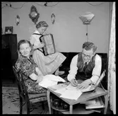 Hemma hos en TGOJ-anställd och hans familj. Trafikaktiebolaget Grängesberg - Oxelösund Järnvägar.