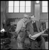 Personal granskar en ritning.