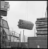 Lastning av timmer. Trafikaktiebolaget Grängesberg–Oxelösunds Järnvägar, TGOJ M2 2475.