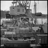 Lastning. Trafikaktiebolaget Grängesberg–Oxelösunds Järnvägar, TGOJ M4 4425, TGOJ M2 3200, TGOJ M2 2515, Statens Järnvägar, SJ Sh 37902.