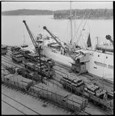 Lastning av tunnor. Trafikaktiebolaget Grängesberg–Oxelösunds Järnvägar, TGOJ M2 2128, TGOJ M2 2443.