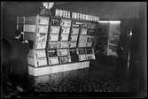 Hotelinformation, troligen på Wien station.