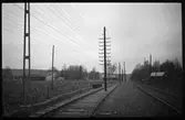 Dubbelspår, med telefonstolpar placerade i mitten av det ena spåret.