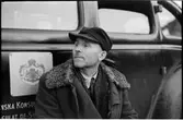 Man vid en bil från Svenska Konsulatet, Gdansk 1945.