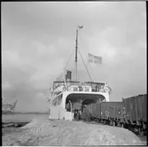 Lastning/urlastning av godsvagnar på tågfärja i Värtan.