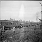 Tåget har stannat vid gångvägen upp till Luppioberget på linjen mellan Alkullen och Övre Niemis.