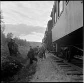 Passagerare kliver av tåget för att gå upp till Luppioberget, på linjen mellan Övre Niemis och Alkullen.