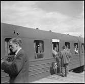 Ett tåg har stannat vid en station någonstans mellan Boden och Övertorneå.