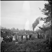 Ett stort antal resande vid starten av gångvägen upp till Luppioberget från järnvägen, på linjen mellan Övre Niemis och Alkullen.