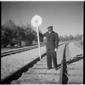 Personal med signal på bangården.