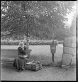 Kvinna på parkbänk.