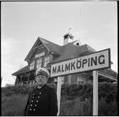 Okänd man i uniform fotograferad utanför Malmköpings järnvägsstation.