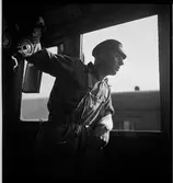 Personal i en förarhytt.