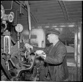 Lokpersonal i lokförarhytt.