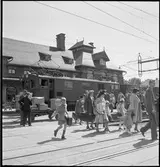 Resenärer på stationsområdet.